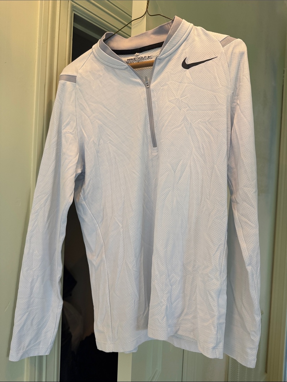 Nike Men’s Light Gray Quarter-Zip Long Sleeve Golf Top